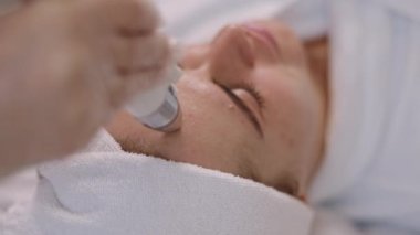Detokslar, cilt temizleme, yüz yenileme. Müşteriler elektrikli süpürge masajı, vakum lenf drenaj masajı, donanım yüz masajı gibi profesyonel güzellik hizmetlerinden yararlanabilirler.