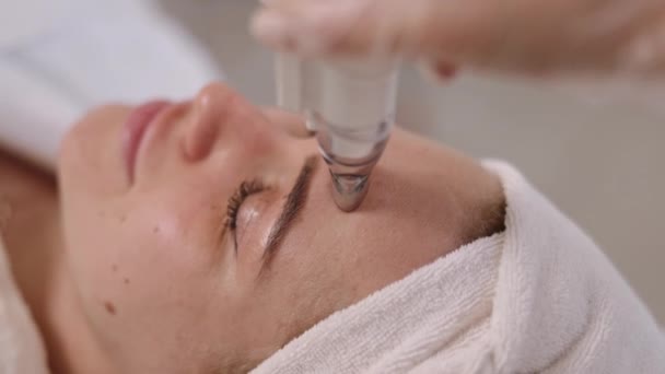 Schönheitssalon Lifting Therapie Kelp Verjüngung Fachkosmetologe Führt Fortschrittliche Schönheitsbehandlungen Durch — Stockvideo