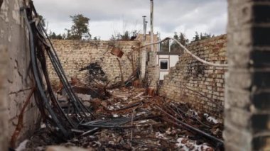 Ev yıkıldı, düşman füzeleri, felaket sahnesi. Ukrayna 'daki son savaş nedeniyle büyük oranda yıkım meydana geldi. Binanın çökmesi, toz ve yıkıntı bombardıman ve savaş sonrası meydana geldi..