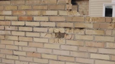 Bombardımandan sonra, kurşun izleri, tuğla çitler. Tuğla çitler kurşunlarla ya da bombardımandan sonra, Ukrayna savaşı sırasında ya da sonrasında tahrip edildi.