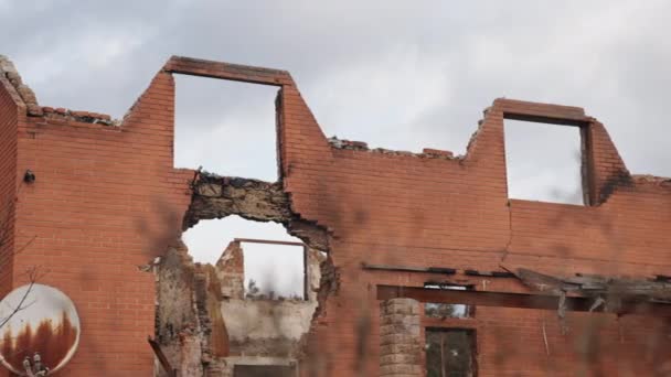 ウクライナの爆撃 災害現場 都市を破壊する 戦争中に多くの建物が破壊された ウクライナの戦争はまた 爆撃の結果として ほこり 破壊された建物 損傷した家を国を去った — ストック動画