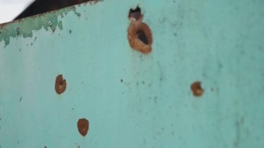 Yok edilmiş çitler, Ukrayna 'da savaş, bombardıman sonrası. Ukrayna savaşı, savaş sırasında yok edilen kurşun delikleriyle veya bombardımanlarla metal çitleri tahrip etti.