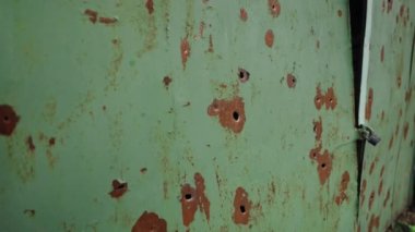 Kurşun delik deşik, metal çitler, hasarlı yüzey. Bağımsızlık savaşı sırasında kurşun delikleriyle ya da Ukrayna 'da bombardıman ile yok edildi.