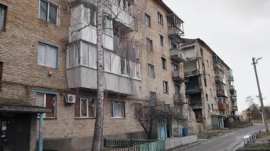 Çökmüş endüstriyel, sivil bina, Ukrayna bombalaması. Savaş sırasında birçok bina yıkıldı. Ukrayna 'daki savaş da ülkeyi enkaz, toz, yıkım, hasar görmüş bombalama evleri ile terk etti..