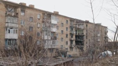 Yıkılan binalar, düşman uçakları, Akıbet bombardımanı. Savaş, Ukrayna 'daki savaş, enkaz, toz, hasar görmüş evler, Ukrayna' daki bombalamaların ardından yıkılan felaket sahnesi.