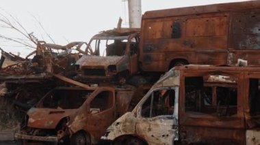 Felaket bölgesi, şarapnel ve yanık, araba yanmış. Ukrayna savaşı sırasında sivil araca yönelik füze saldırısı sonucu sivil aracın tahrip edilmesi, şehir kalıntıları, hasarlı arabalar ve afet bölgesi