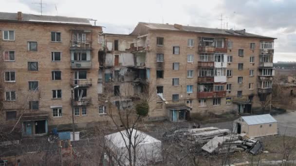 可怕的镜头 住宅建筑 灾难现场 轰炸后被毁的建筑 乌克兰的战争 倒塌的建筑 充满了废墟 房屋受损 — 图库视频影像
