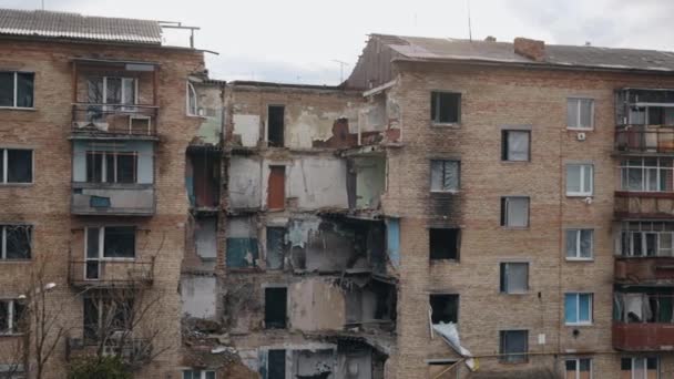 Krieg Der Ukraine Häuserruinen Graue Trümmer Kriegsbeschädigtes Gebäude Teil Der — Stockvideo