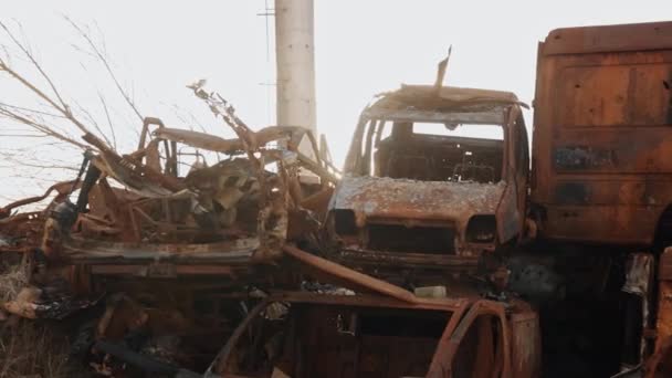 러시아 파괴된 자동차 차량에 미사일 공격으로 파괴된 자동차 자동차 도시의 — 비디오