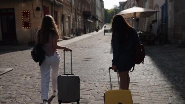 Reizen Naar Het Buitenland Reisgeneugten Aantrekkelijke Koffers Paren Winderige Vrouwelijke — Stockvideo