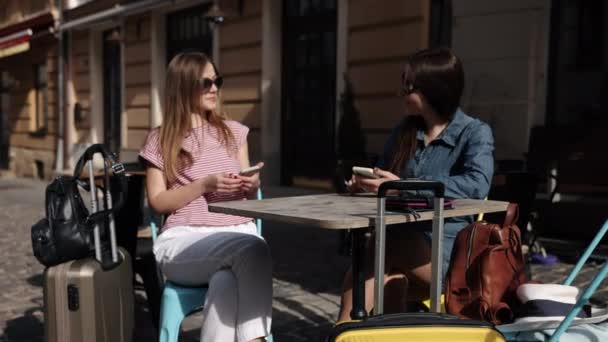 Pár Sedících Žen Turistky Čekající Ženy Dvě Dámy Výletě Zavazadly — Stock video
