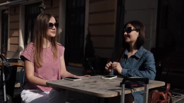 Usmívající Dívky Čekající Zavazadla Cestovní Sedadla Párové Dámy Turisté Kufry — Stock video