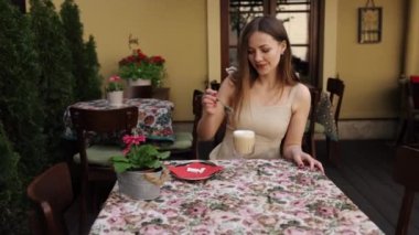 Kahve içmek, kadın dinlenmek, rahatlama kahvesi. Kafede, sarışın kadın kahvesinden ve rahatlatıcı anından zevk alıyor..