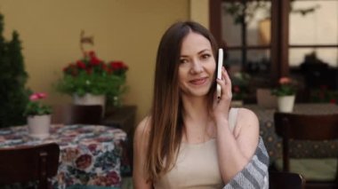 Kahve iletişimi, kahve telefonları, telefon konuşmaları. Kafe, telefon görüşmesine katılan kadın..