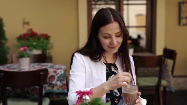 Gemütliche Atmosphäre Kaffeespezialitäten Verlorene Gedanken Gedankenversunken Genießt Die Verträumte Frau — Stockvideo