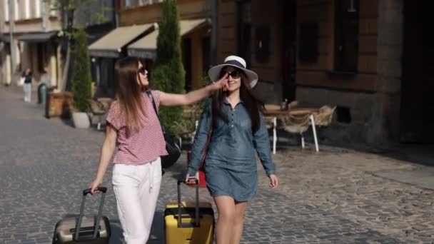 荷物を持って歩くと 街の通り 旅行の女性 カップルの美しい女性の観光客の通り 手に荷物をさまよう 彼らの外国人エスケードで明らかに — ストック動画