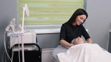 Asit soyma, gençleştirme yüz gerdirme, enzim maskesi. Modern kozmetolojide enzim maskesi kullanma prosedürü, retinolü yüzünden ayıran fırçaya sahip olmak, kadınlar üzerindeki gençleştirme cildine uygulanan prosedür.