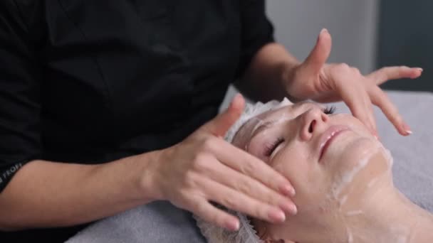 乾燥酵素レチノールピール酵素マスク 現代化粧品の酵素マスクで美容剥離手順 レチノール処理で顔のブラシの皮 女性の皮膚の剥離手順 — ストック動画