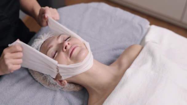 皮の治療女性の顔若返りの顔 現代化粧品の酵素マスクで美容剥離手順 レチノール処理で顔のブラシの皮 女性の皮膚の剥離手順 — ストック動画
