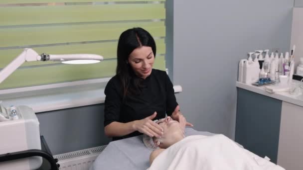Čistí Pokožku Aging Procedura Pleť Tónování Kosmetické Klinice Aplikuje Odborný — Stock video