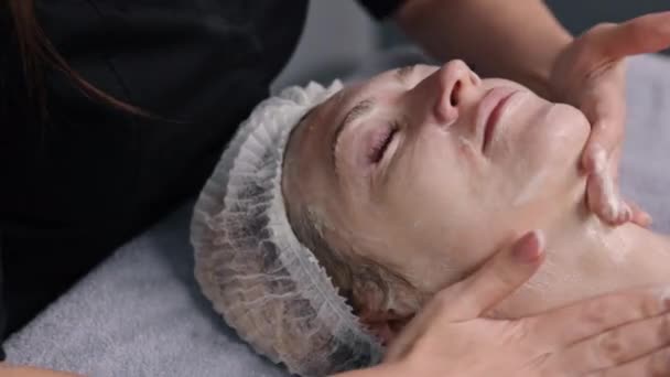 Gesichtsmassage Massagetechniken Professionelle Klinik Einer Schönheitsklinik Erhält Der Kunde Eine — Stockvideo