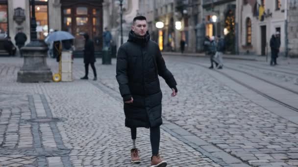 Походка Инвалидностью Медицинский Протез Протез Ноги Молодой Человек Которого Протезная — стоковое видео