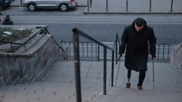 坚定的步伐 矫形的支持 残疾人社区 城市街道上有残疾人在假肢的帮助下走上楼梯 — 图库视频影像
