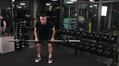 Güç artışı, vücut geliştirme özlemleri, bileşik hareketler. Kas ve güç geliştirmek, erkek antrenmanının odak noktasıdır. Spor salonunda kendini işine adamış ve sıkı çalışan halterleri kaldırır..
