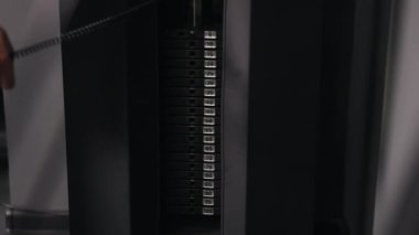 Spor salonu, spor salonu motivasyonu, spor salonu gelişimi. Spor salonundaki egzersiz makinesinde ağırlık ayarlarken görülüyor, yakın plan..