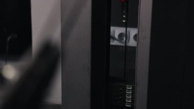 Makine ayarlamaları, egzersiz sorunları, ağırlık artışları. Spor yaparken, sporcu egzersiz makinesinin ağırlığını arttırır..