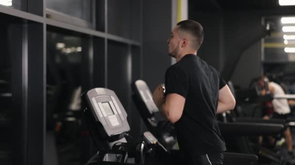 Fitnesstoestellen Gym Motivatie Fitnessloopband Sportschool Liefhebber Loopt Een Matig Tempo — Stockvideo