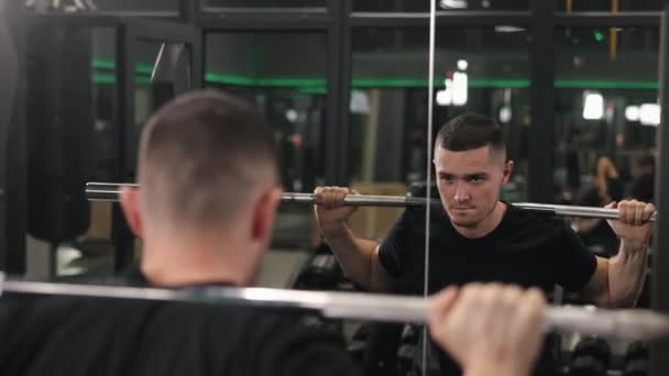 Avantages Squat Entraînement Résistance Variations Squat Bodybuilder Entreprend Des Exercices — Video