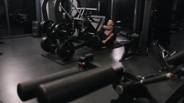 Atividade Física Homem Atlético Exercícios Nas Pernas Treinador Bem Construído — Vídeo de Stock
