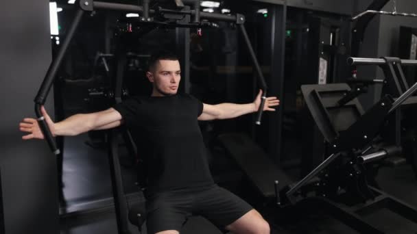肌肉训练 强化训练 健康的男人在健身房做剧烈运动 用健身器械瞄准胳膊和胸部 — 图库视频影像