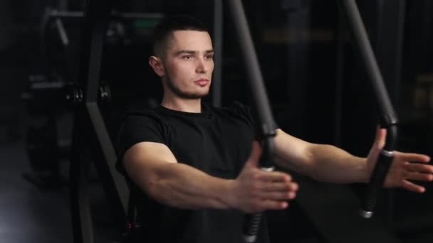 Foco Peito Metas Fitness Exercícios Levantamento Peso Homem Forte Atraente — Vídeo de Stock