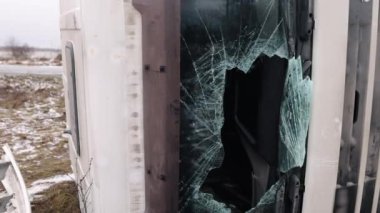 Yol kazası, ulaşım hasarı, kamyon çekme. Bir kamyon kaza geçirdi, ön camı kırıldı, ve şimdi kaza sonrası yolun kenarında yatıyor..