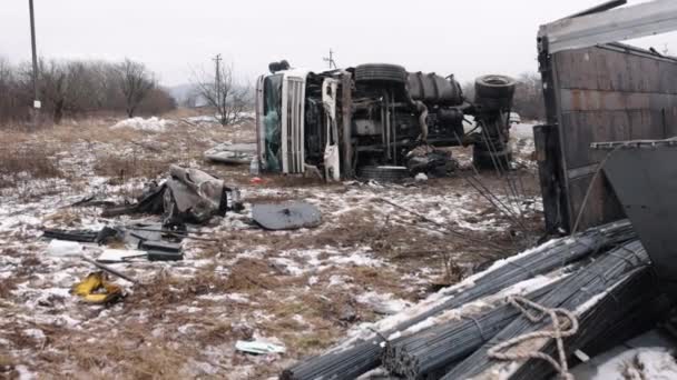 Wypadek Autostradzie Wypadek Transporcie Uszkodzenie Ciężarówki Ciężarówka Odwróciła Się Obecnie — Wideo stockowe