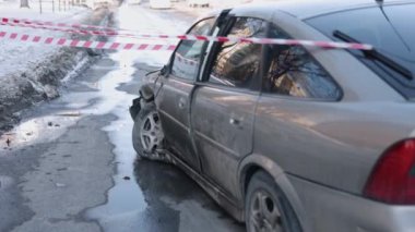 Araba kazası, araba hasarı, kaza mahalli. Hurda araba çarpışmadan sonra uyarı bandıyla kordon altına alındı. Ön kısım ciddi hasar gördü..