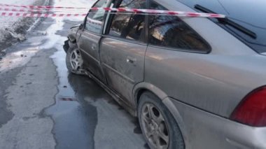 Kaza yeri, araba kazası, trafik kazası. Araba çarpışmadan ciddi hasar görmüş. Acil durum uyarı bandıyla kordon altına alınmış..