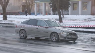 Araç enkazı, araba kazası, çarpışma enkazı. Hasarlı araba kazadan sonra tehlikeli bantlarla kordon altına alındı. Ön taraf darmadağın..