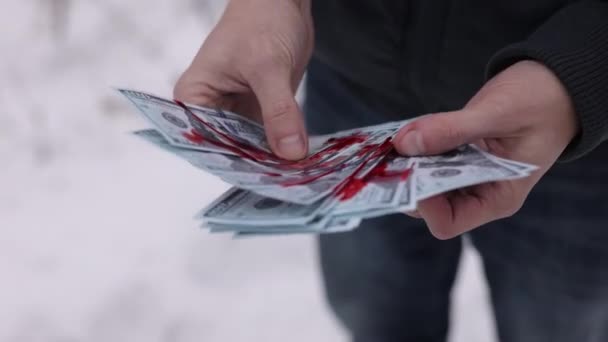 Kriminelle Profite Schwarzarbeit Bargeldzählen Hände Eines Mannes Berechnen Blutverschmierte Dollars — Stockvideo