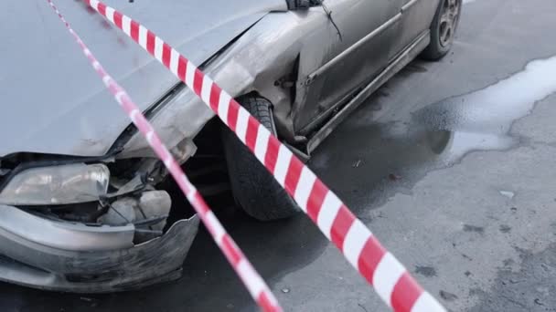 Ongevallenschade Wrakplaats Autoband Voertuigen Vooraan Ongeluk Vernield Omheind Met Gevarentape — Stockvideo