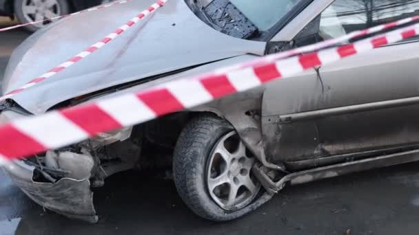 车祸现场前部严重受损的汽车撞毁 用警戒带包扎 — 图库视频影像