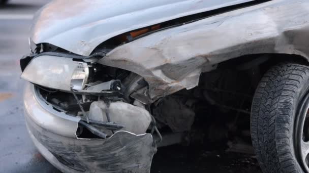 Sérült Autó Szalagkorlát Autóbaleset Jármű Elülső Része Karambolozott Biztonsági Szalaggal — Stock videók