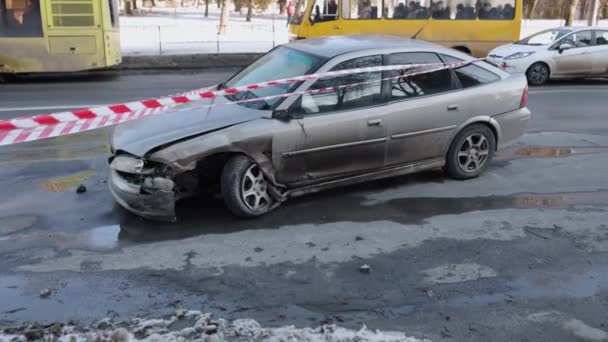 Rozbité Auto Bezpečnostní Páska Poškozené Vozidlo Automobil Roztříštěná Přední Část — Stock video