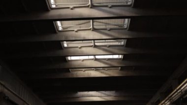 Güneş ışığı, gün ışığı fabrikası, yeşil endüstri. Güneş ışığı sanayi sektörünün tavanına nüfuz ediyor.