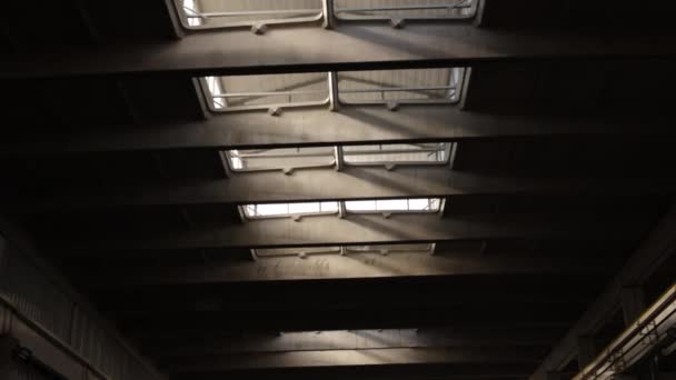 Zonneverlichting Daglichtfabriek Groene Industrie Zonlicht Doordringt Door Het Plafond Industriële — Stockvideo