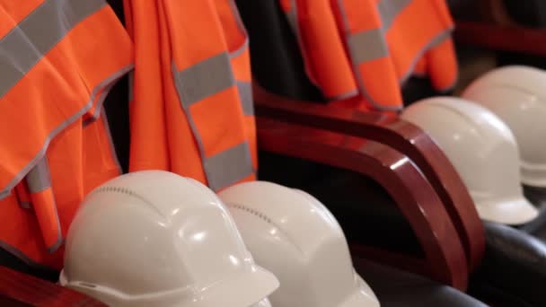Technische Helme Warnwesten Anlagensicherheit Weiße Harthüte Orangefarbene Warnwesten Mitarbeiter Werk — Stockvideo
