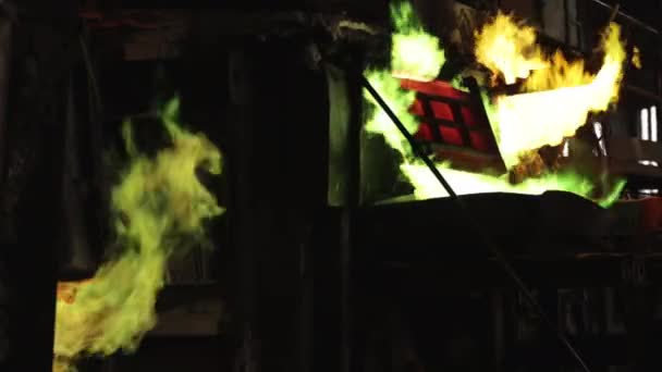 금속을 녹이고 증발시키고 과밝은 불꽃을 발생시키고 공장에서 구리를 생산하기 노력한다 — 비디오