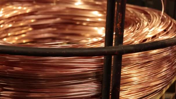 工业设备 金属丝生产 圆形线圈 铜丝是在工厂生产的 为生产电缆绕成圆形 — 图库视频影像
